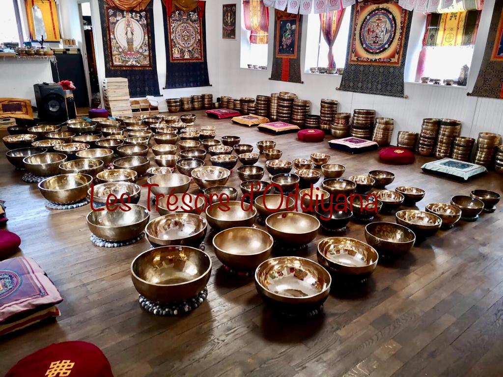 bols dans salle des bouddhas
